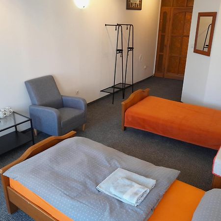 Academus Pub & Guest House Wroclaw Bagian luar foto