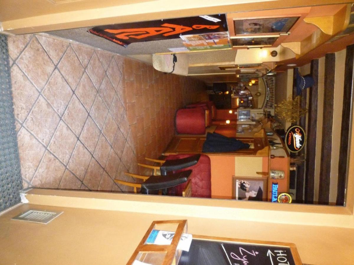 Academus Pub & Guest House Wroclaw Bagian luar foto