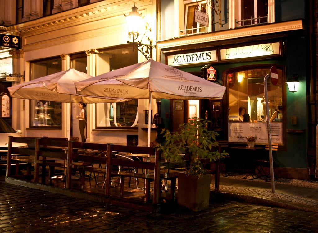 Academus Pub & Guest House Wroclaw Bagian luar foto