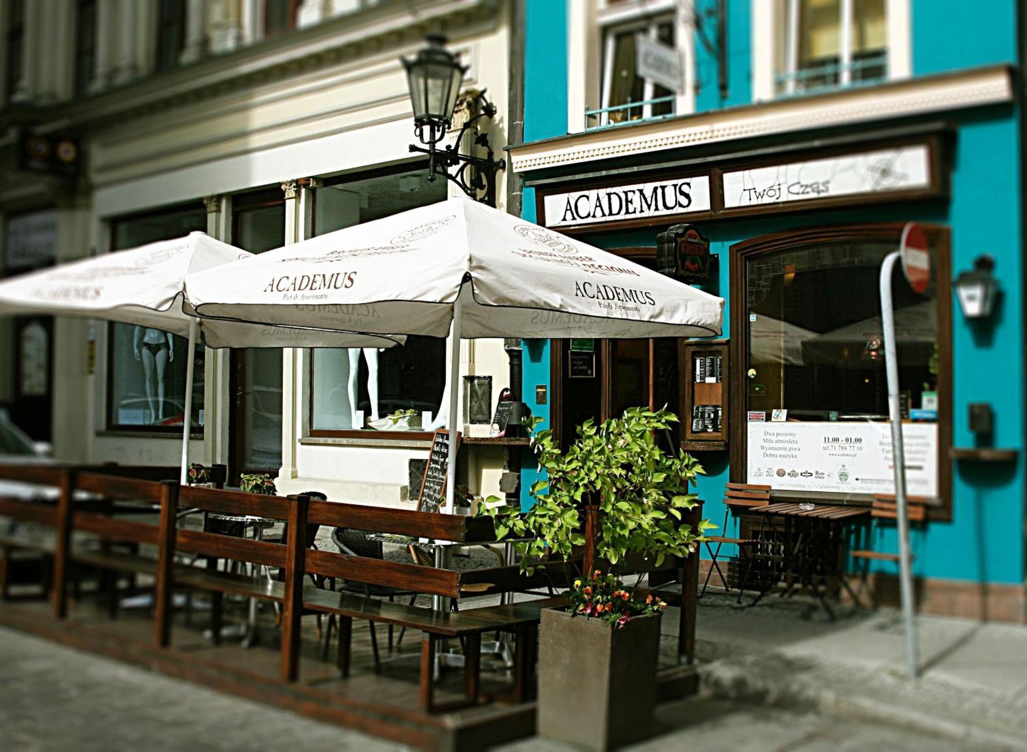 Academus Pub & Guest House Wroclaw Bagian luar foto