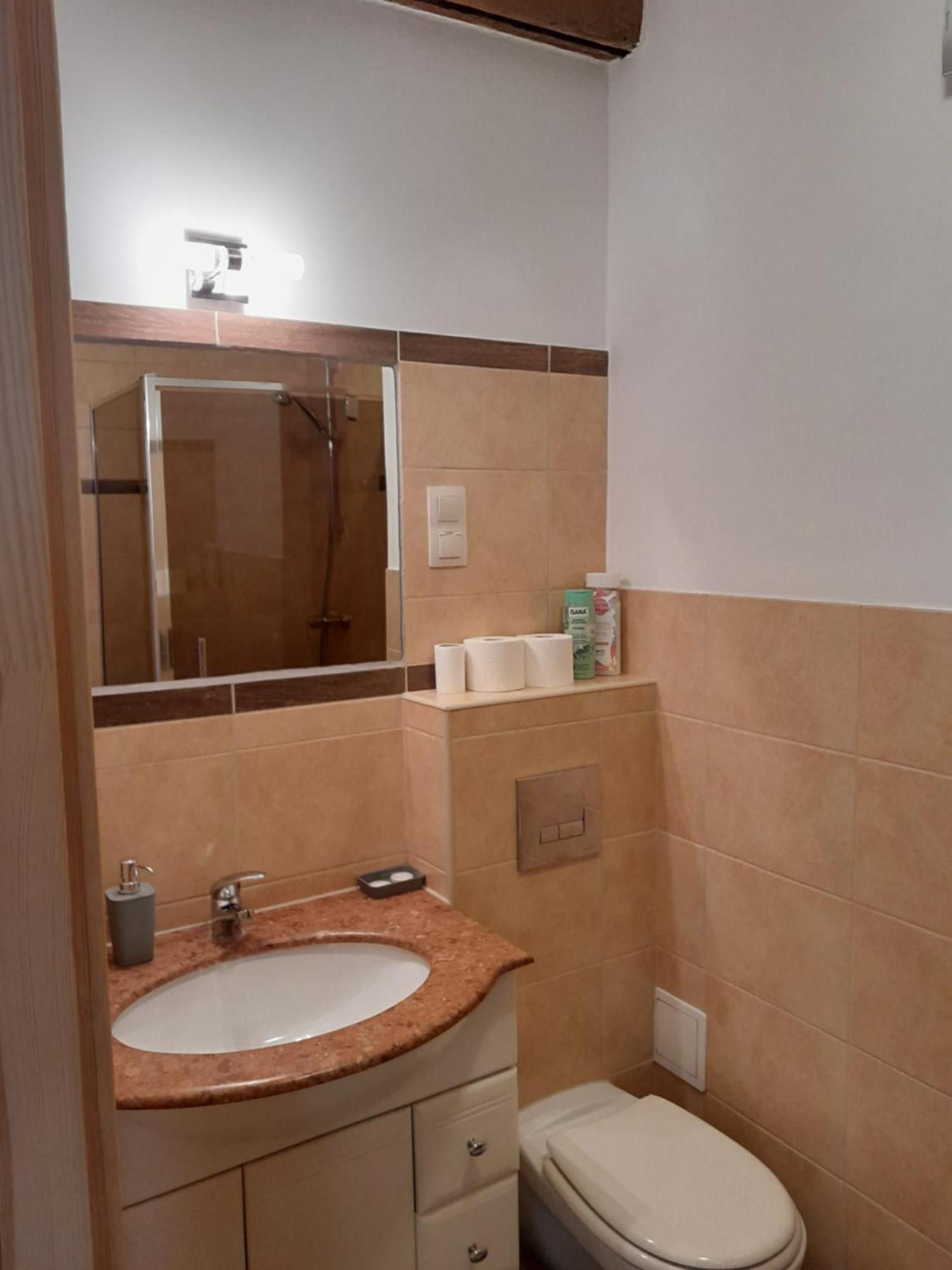 Academus Pub & Guest House Wroclaw Bagian luar foto
