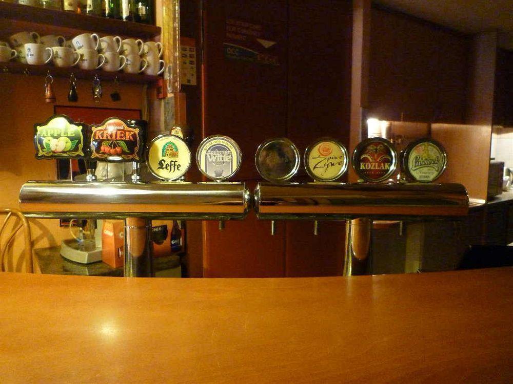 Academus Pub & Guest House Wroclaw Bagian luar foto