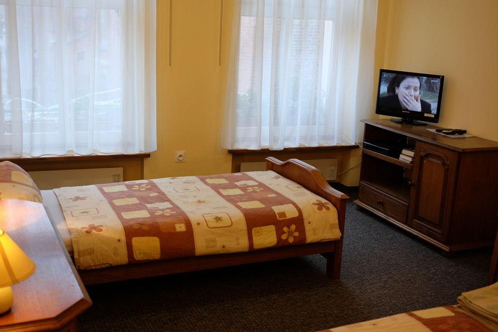 Academus Pub & Guest House Wroclaw Bagian luar foto