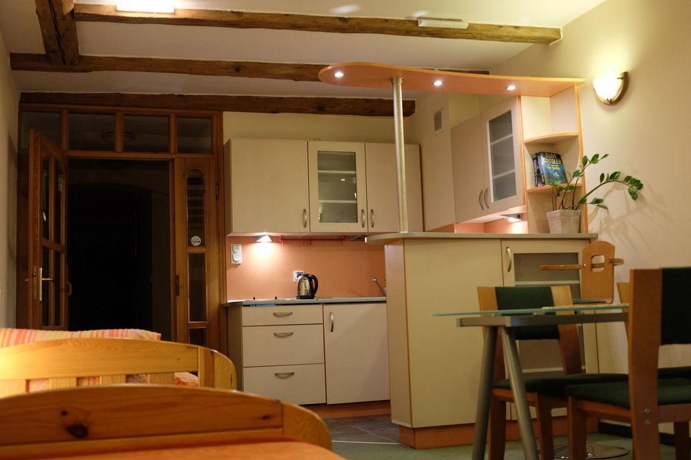 Academus Pub & Guest House Wroclaw Bagian luar foto