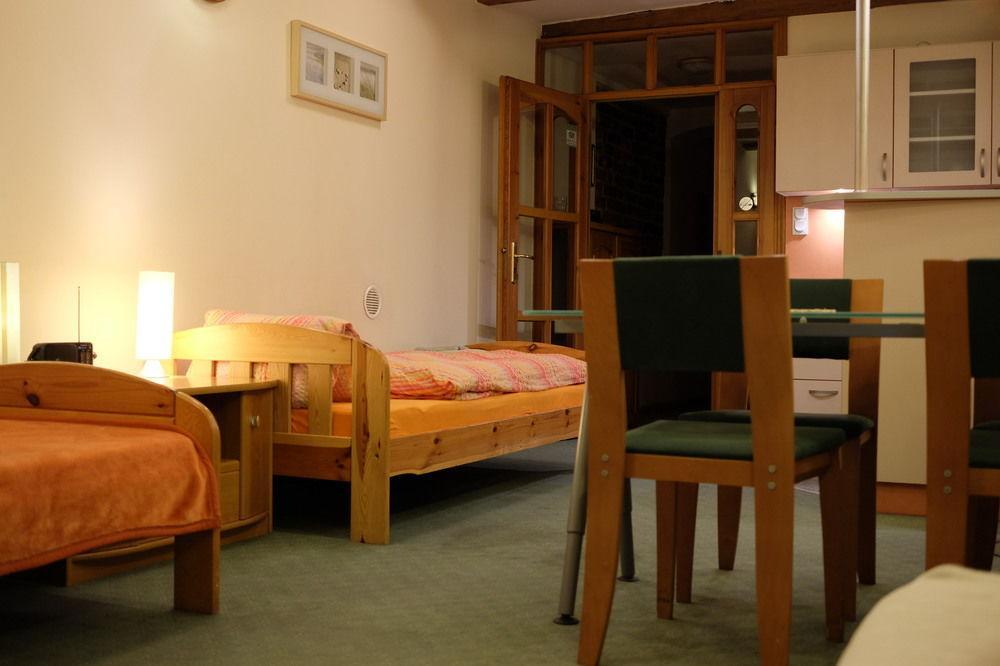 Academus Pub & Guest House Wroclaw Bagian luar foto