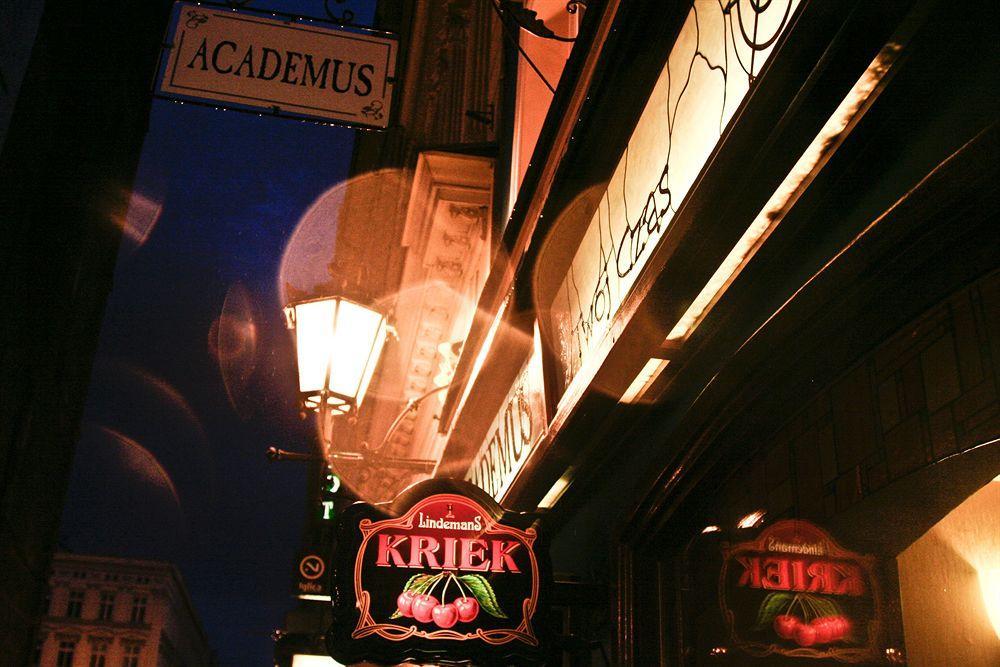 Academus Pub & Guest House Wroclaw Bagian luar foto