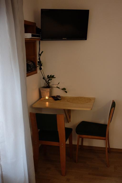 Academus Pub & Guest House Wroclaw Bagian luar foto